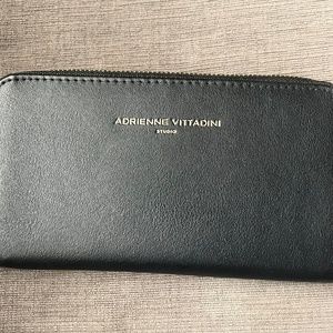 CUTE WALLET THAT CHARGES YOUR IPHONE OR ANDROID